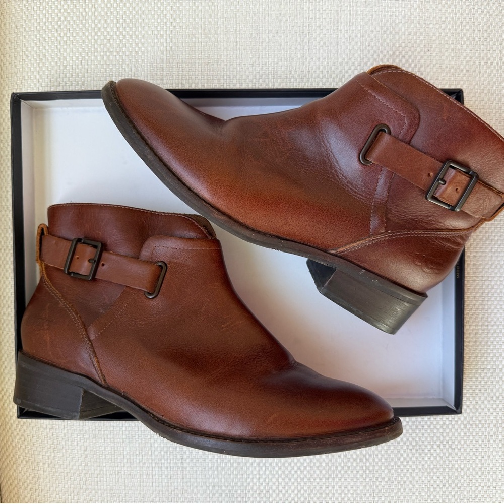 UGG Ankle Leather Bootie